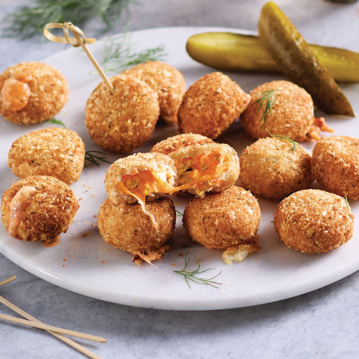 Bouchées aux cornichons à l’aneth et au cheddar