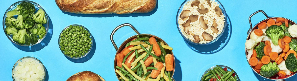Assortiment de pains et de plats de légumes surgelés