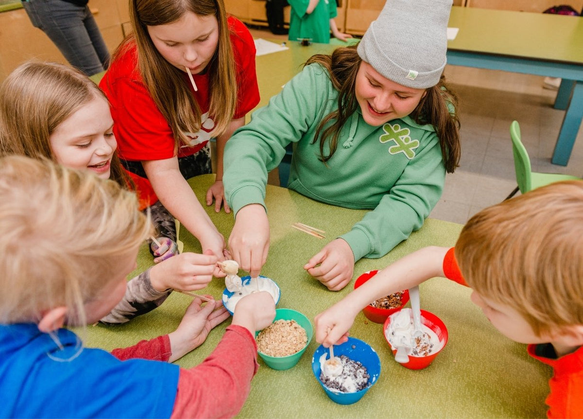 Groupe de membres de BGC Canada en train de manger de la crème glacée