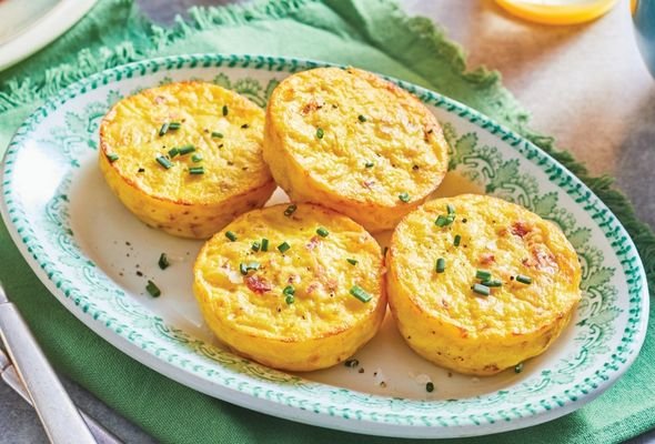 Quatre bouchées d’omelette garnies d’herbes vertes