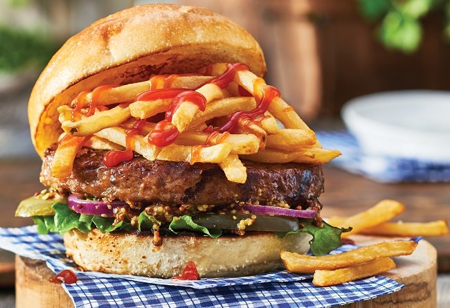 Hamburger avec frites et ketchup sur une nappe à carreaux