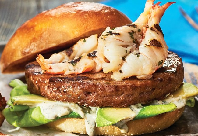 Hamburger aux crevettes et avocat dans un pain