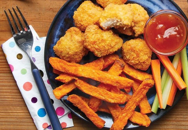 Bouchées de poulet et frites de patates douces cuites à partir de surgelés avec sauce à trempette