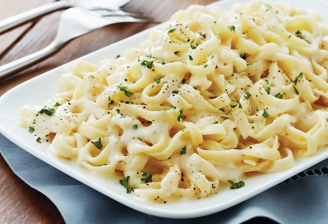 Fettuccine Alfredo cuit à partir de surgelés