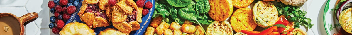 Aliments déjeuner incluant fruits, légumes et pâtisseries sur un fond coloré