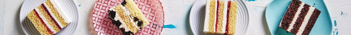 Tranches de gâteau surgelé sur des assiettes multicolores
