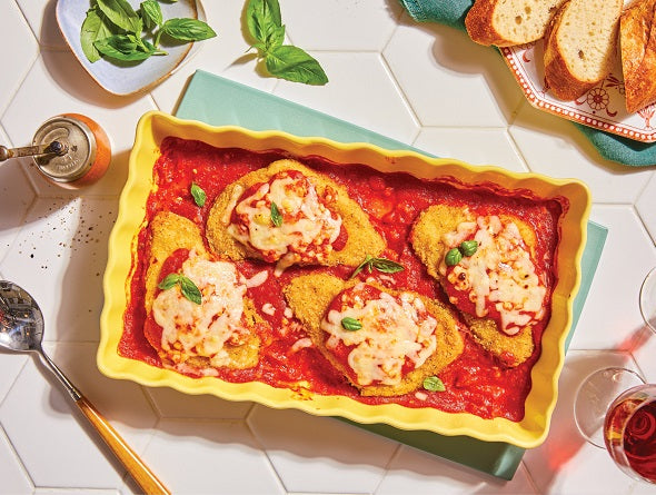 Poulet parmesan dans un plat de cuisson