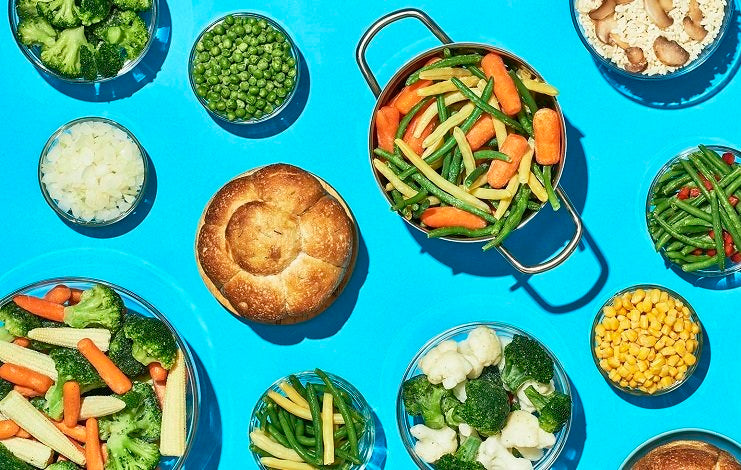 Assortiment de pains et de plats de légumes surgelés