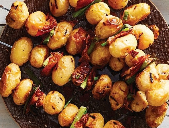 Brochettes de mini pommes de terre grillées cuites à partir de surgelés sur un plateau en métal