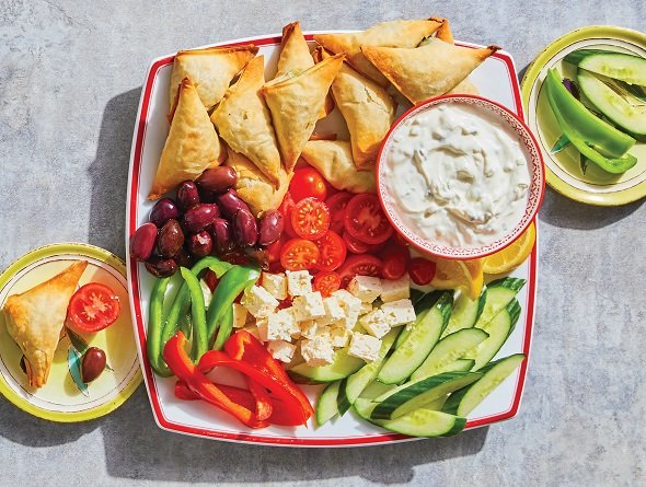 Plateau de légumes et spanakopita préparée à partir de surgelés
