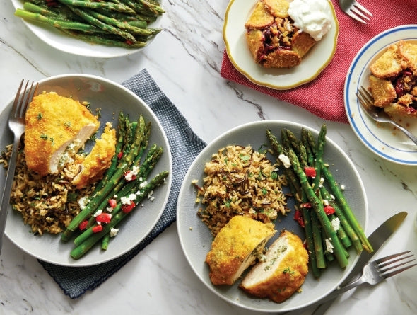 Assiettes de poulet farci pané avec riz et asperges