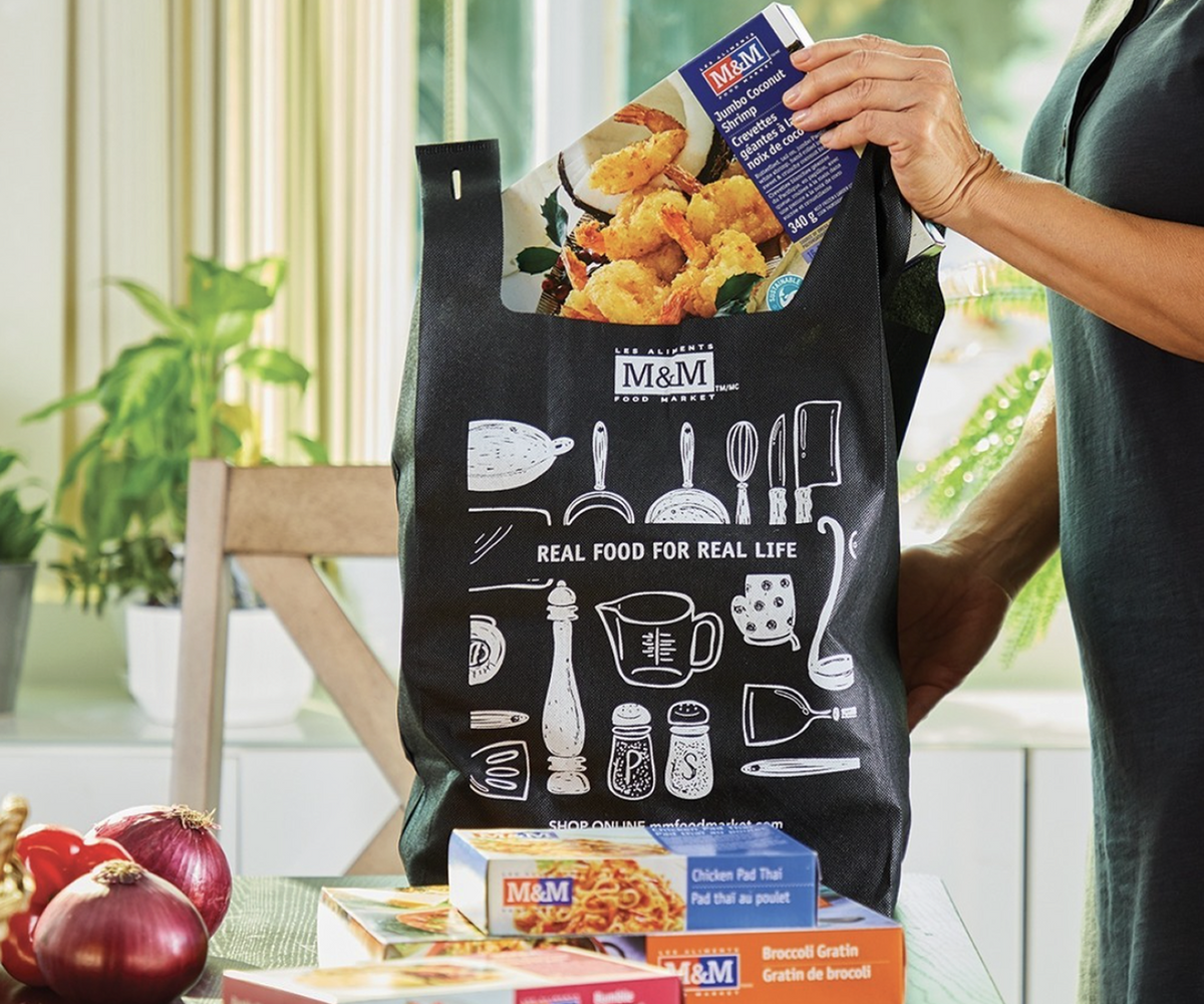Un sac de magasinage rempli de produits surgelés des Aliments M&M